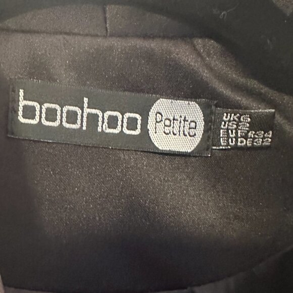 Boohoo Petite exclusive petite contrast lapel blazer in check Women's 2 Petite - Picture 5 of 6